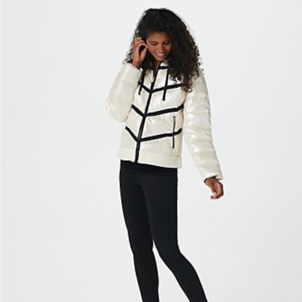 ZUDA Quilted Pearlized Puffer Jacket Hood Size Medium New Minor Stain A388475